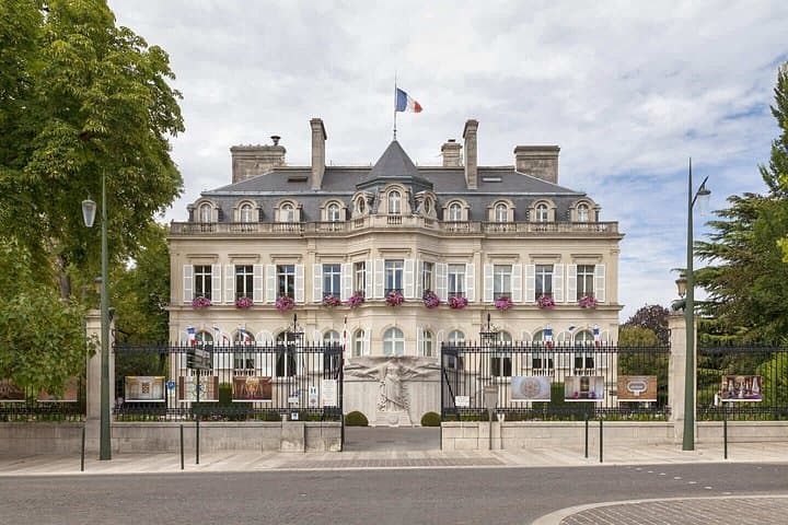 Hello Épernay: Private 2-Hour Intro City Walk with Local Guide