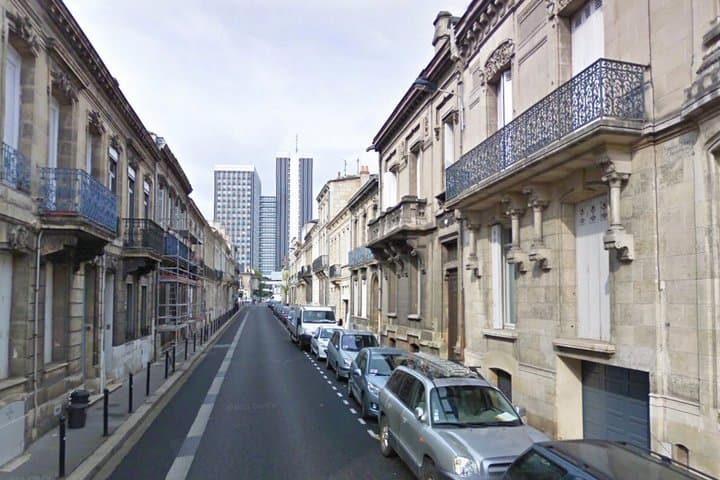 2 Hours and 30 Minutes Walking Tour in Ugly Bordeaux
