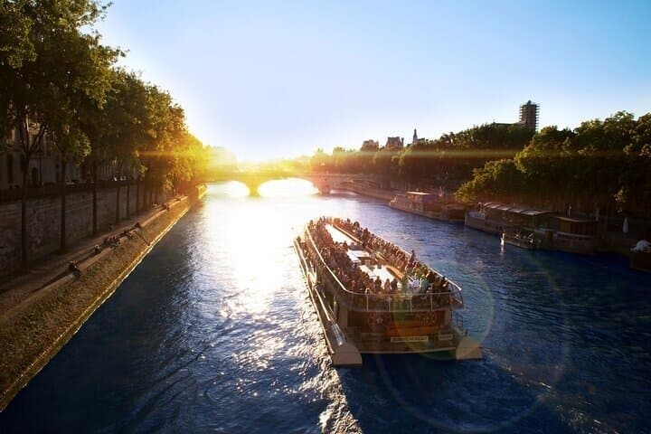 One-Hour Seine River Sightseeing Cruise with Audio Commentary