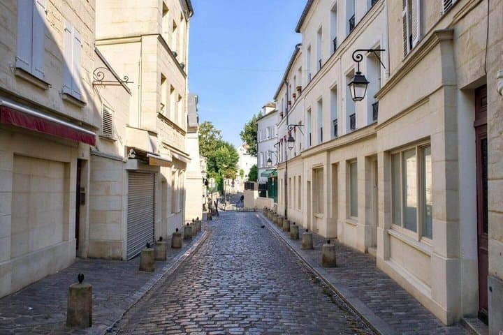 Hello Poitiers: Private 2-Hour Intro City Walk with Local Guide