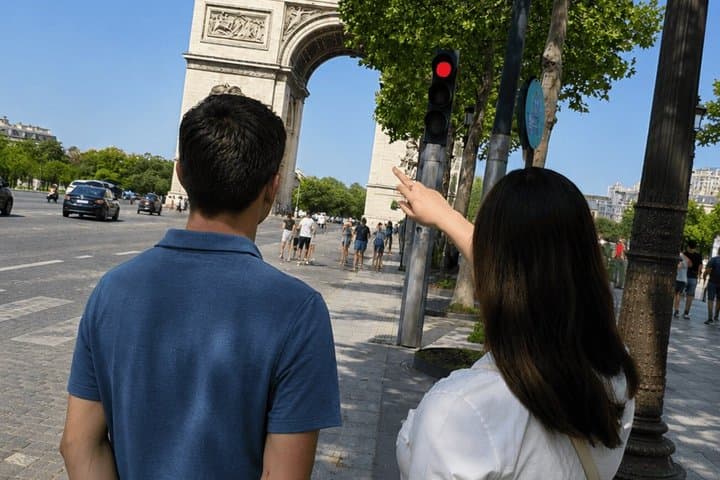 Iconic Paris private guided tour in a luxury vehicle