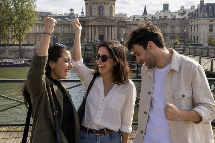 Paris: Louvre Area: Self-Guided Scavenger Hunt & Walking Tour