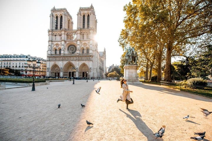 Private Photoshoot at Notre-Dame and Île de la Cité in Paris