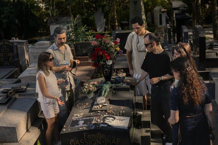 Paris: Pere Lachaise Cemetery Famous Graves and Ghosts Tour