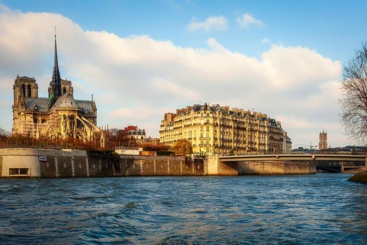 Paris Notre Dame Outdoor Tour with Archeological Crypt