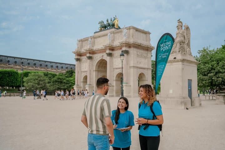 Louvre Museum Guided Tour with 1-Day Hop-On Hop-Off Bus Ticket