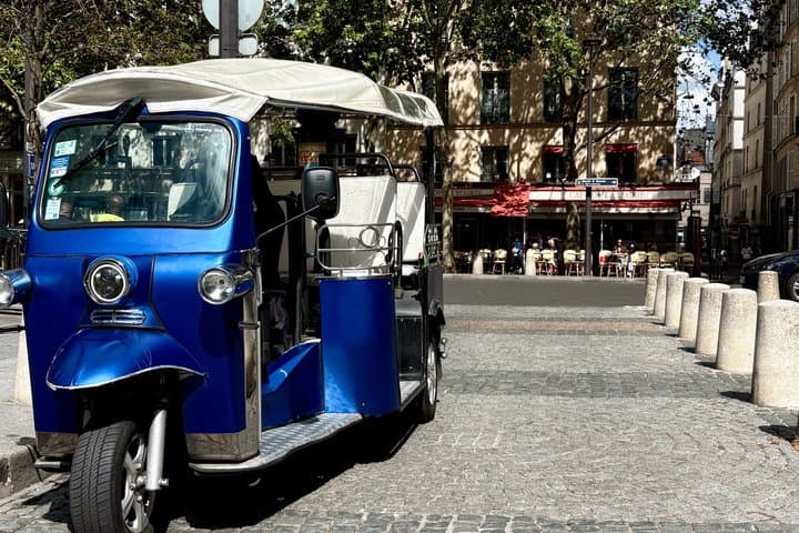 Paris: Electric Tuktuk tour with photo and audio stops