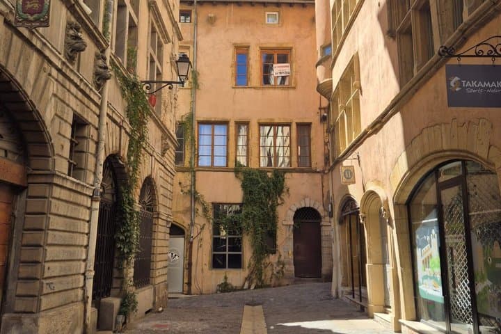 Lyon Old Town Walking Tour in Traboules and Fourvière Funicular
