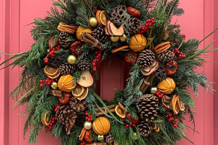 Creat your everlasting Christmas wreath with hot drink