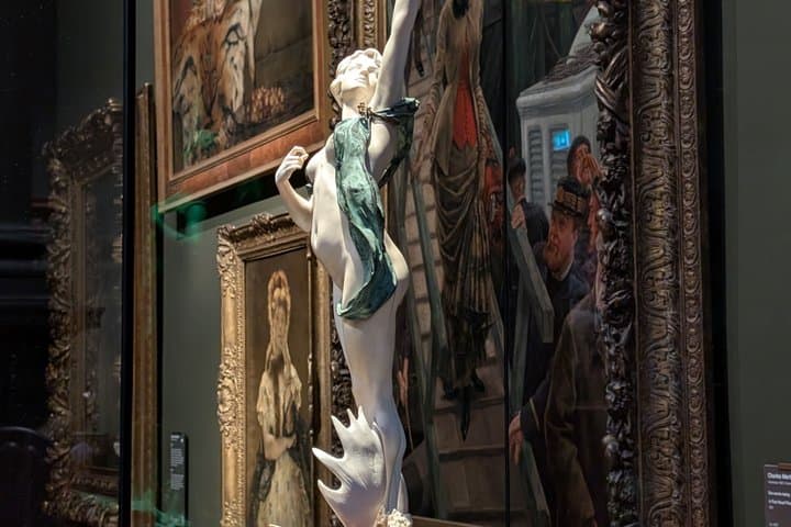 True Crime Walking Tour Paris Louvre Art Heists and Scandals