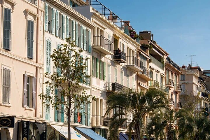 Hello Cannes: Private 2-Hour Intro City Walk with Local Guide