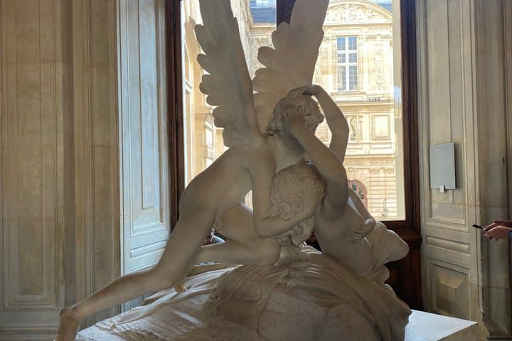 Private tour of the Louvre Masterpieces with Italian guide