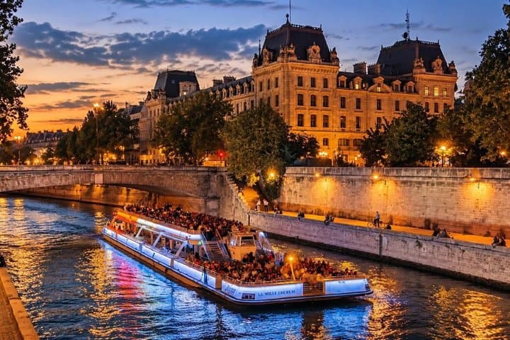 Paris: Evening Lights Cruise with Legendary Bateaux-Mouches