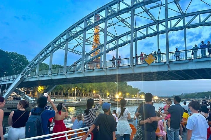 Paris: Evening Lights Cruise with Legendary Bateaux-Mouches