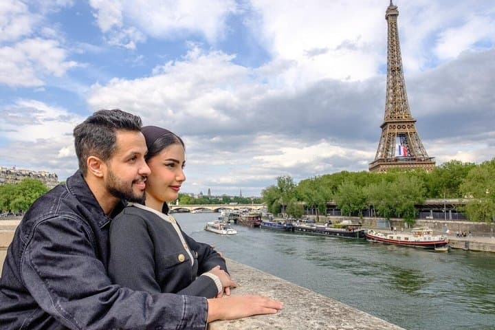 Private Professional Photoshoot in Paris at Eiffel Tower
