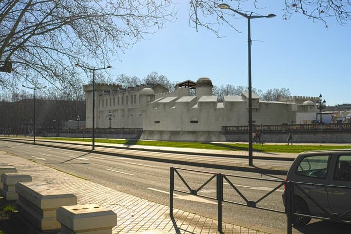 Stroll in Bordeaux with VR glasses