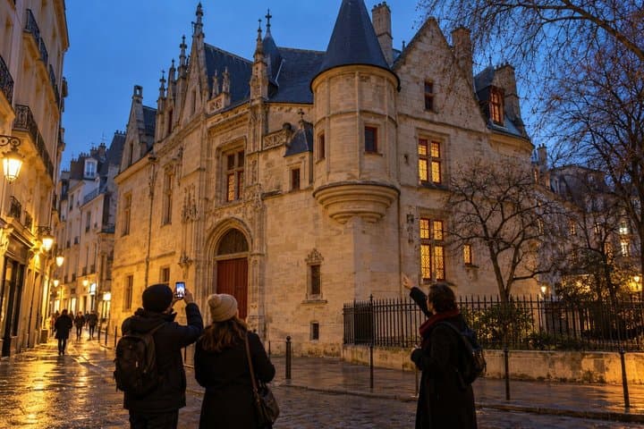 Le Marais Christmas Magic Private Tour Coffee and Cake in Paris