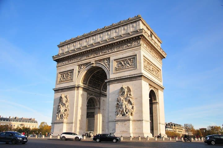 Paris: Montmartre 10+ Sights, Sacré-Cœur & Seine River Cruise