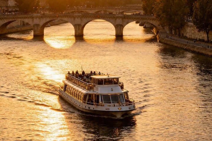 Paris: Montmartre 10+ Sights, Sacré-Cœur & Seine River Cruise