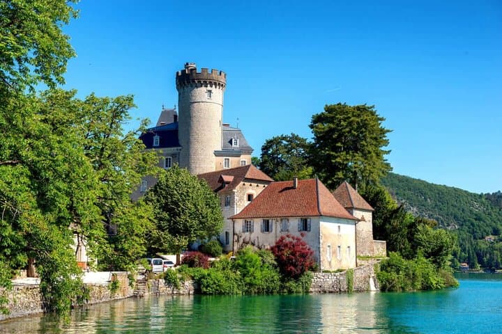 Hello Annecy: Private 2-Hour Intro City Walk with Local Guide
