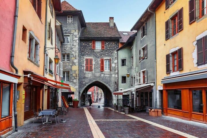 Hello Annecy: Private 2-Hour Intro City Walk with Local Guide