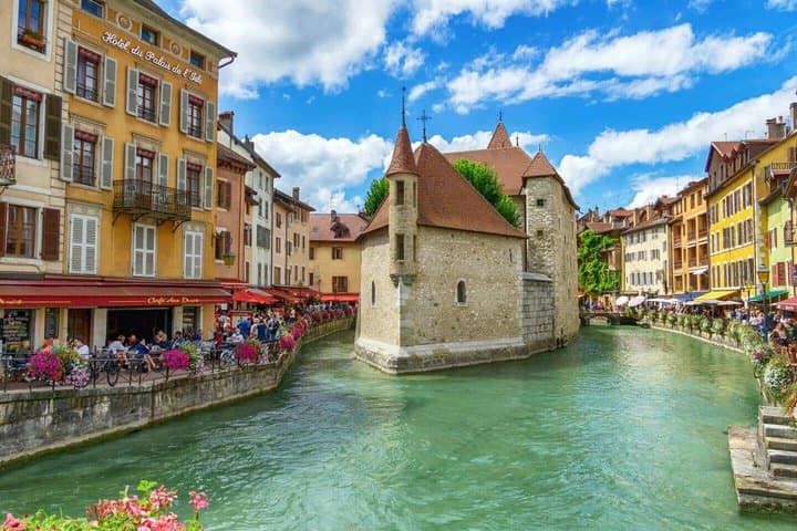 Hello Annecy: Private 2-Hour Intro City Walk with Local Guide